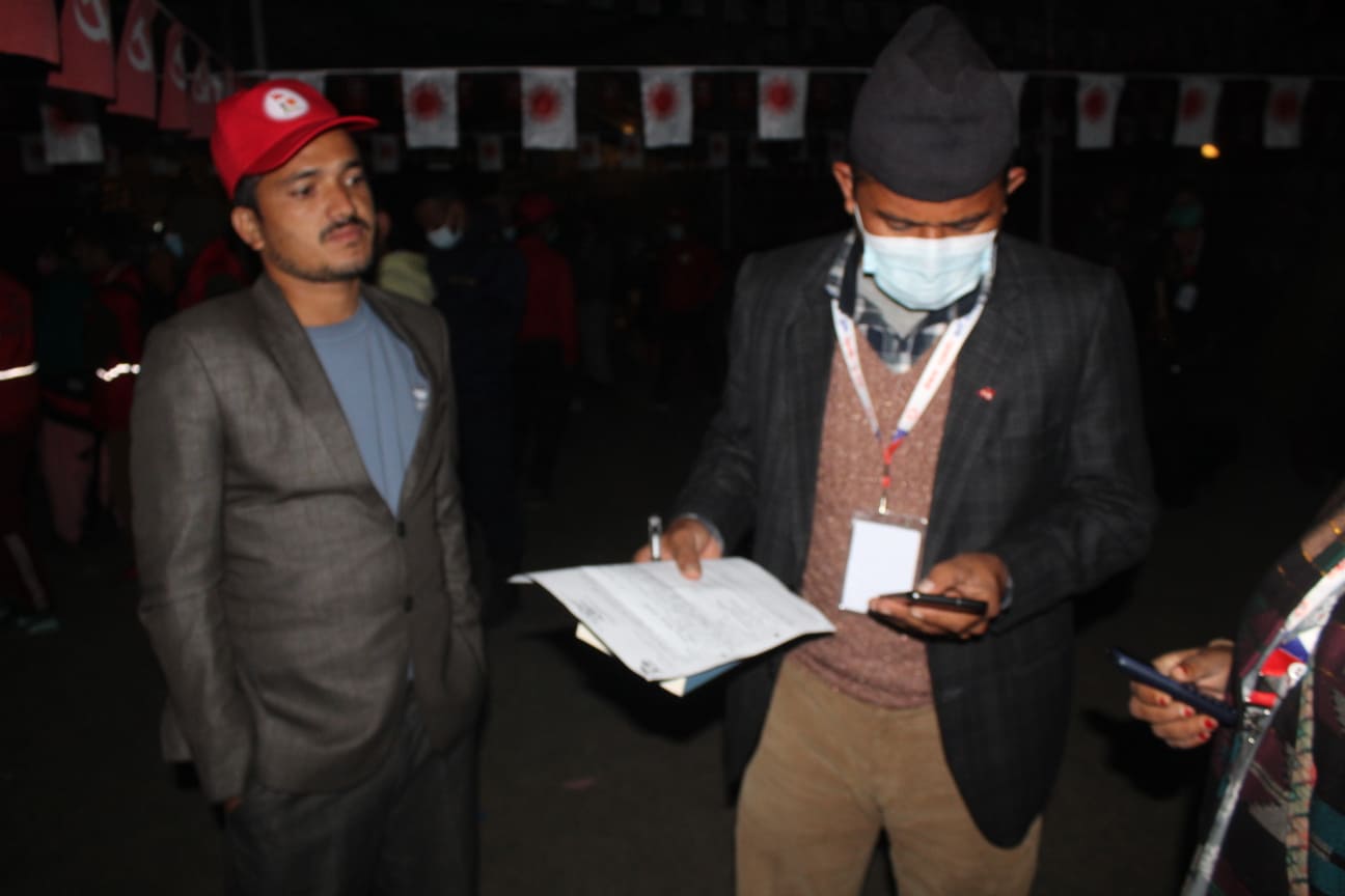 एमाले महाधिवेशनः मध्यरातमा प्रतिनिधिलाई फारम भर्ने चटारो (तस्वीरहरू)